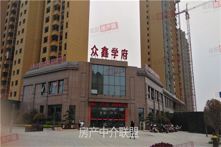 山工苑二楼123平三室毛坯带车库26平76万可按揭